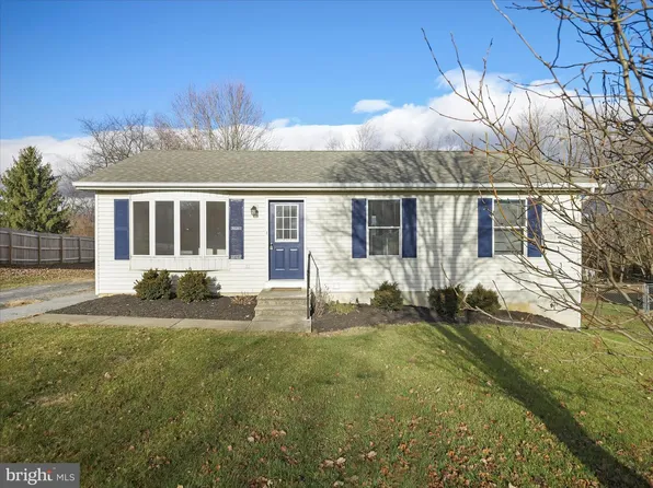 2765 Tattoo Dr, Chambersburg, PA 17202