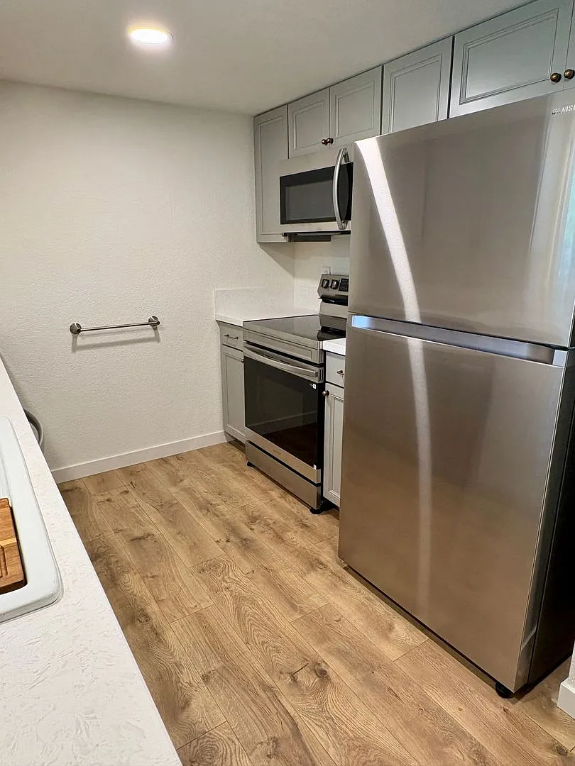 Jacksonville Oregon 2 Bedroom, 2 Bath Apartment Hard to find Long term Rental — Photo 3