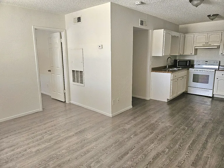 1725 W Vogel Ave #9 — Photo 2