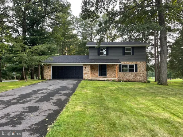 6580 Fairway Dr W, Fayetteville, PA 17222