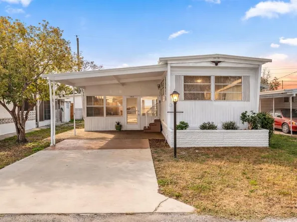 1012 50th Avenue Plz W, Bradenton, FL 34207