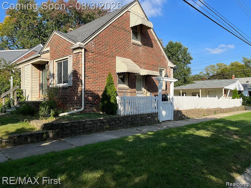 3 bed, 2.0 bath, 1600 sqft, $2,200 — Photo 2