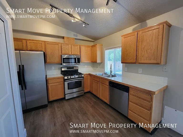 1067 N Crestley Ave — Photo 8