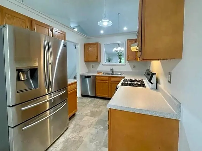 98 Harvard Rd — Photo 13