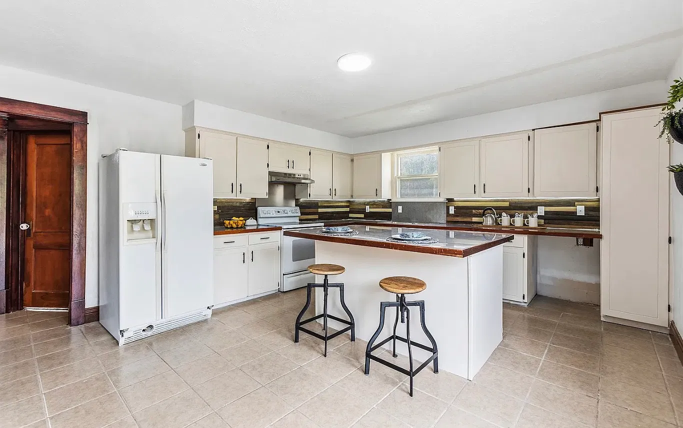 3 bed, 2052 sqft, $2,195 — Photo 3