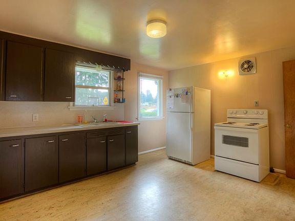 5th image of 2918 S 144th St