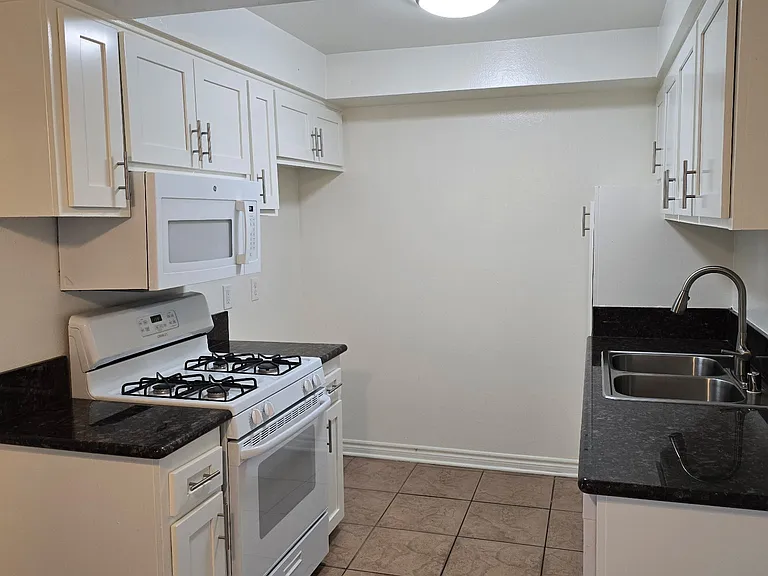 Pine Ridge Apartments — Photo 7