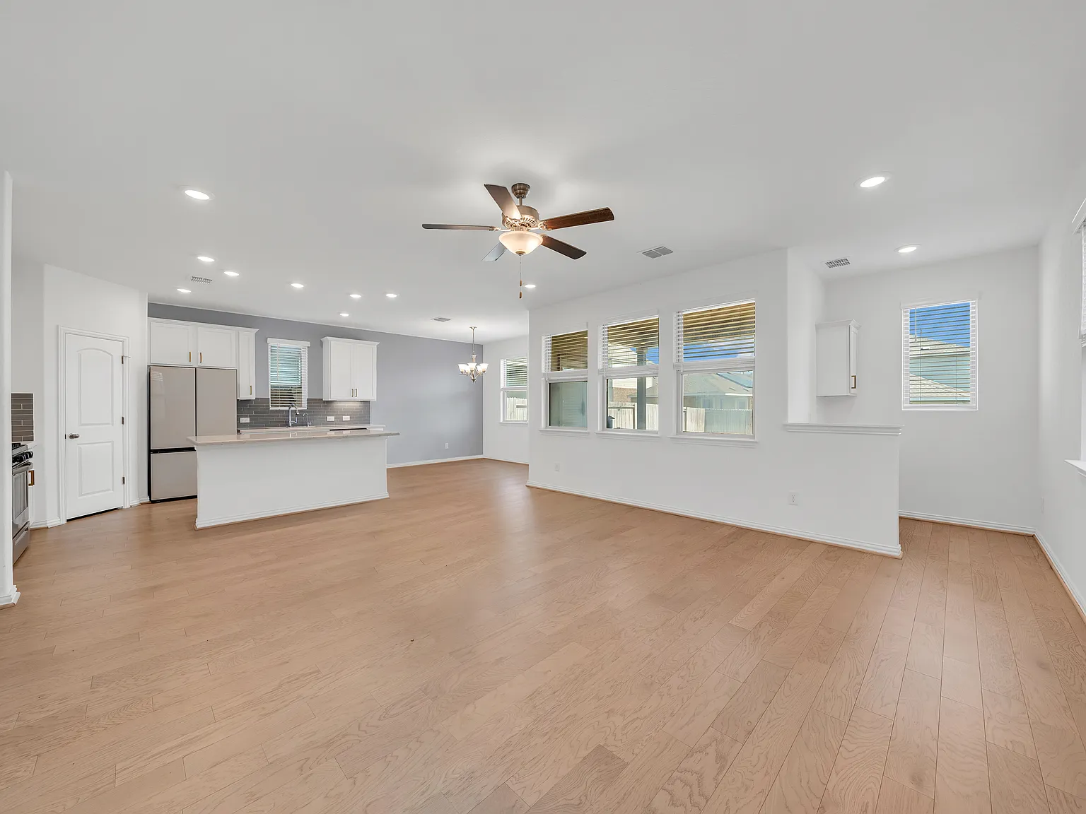 2050 Egret Ave — Photo 2