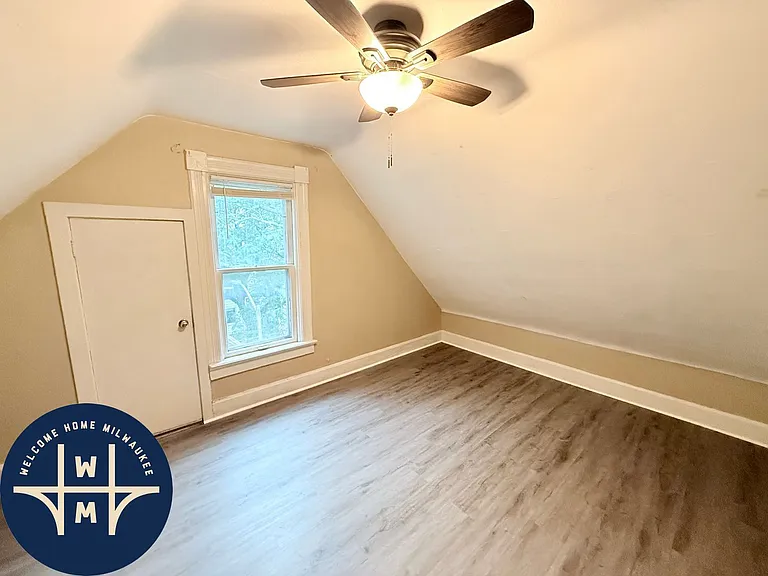 1720A N Astor St — Photo 6