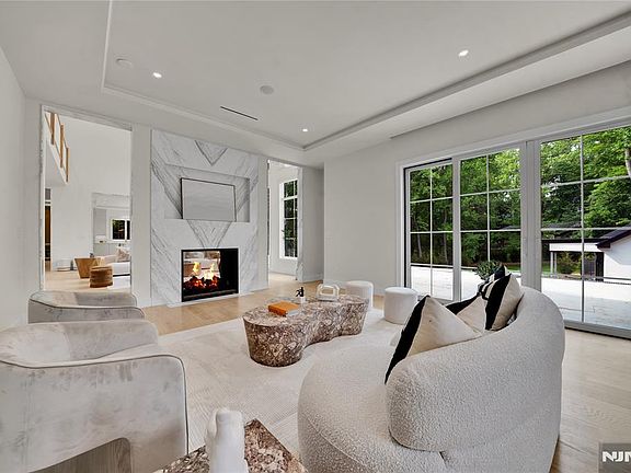 5th image of 165 Hickory Ln