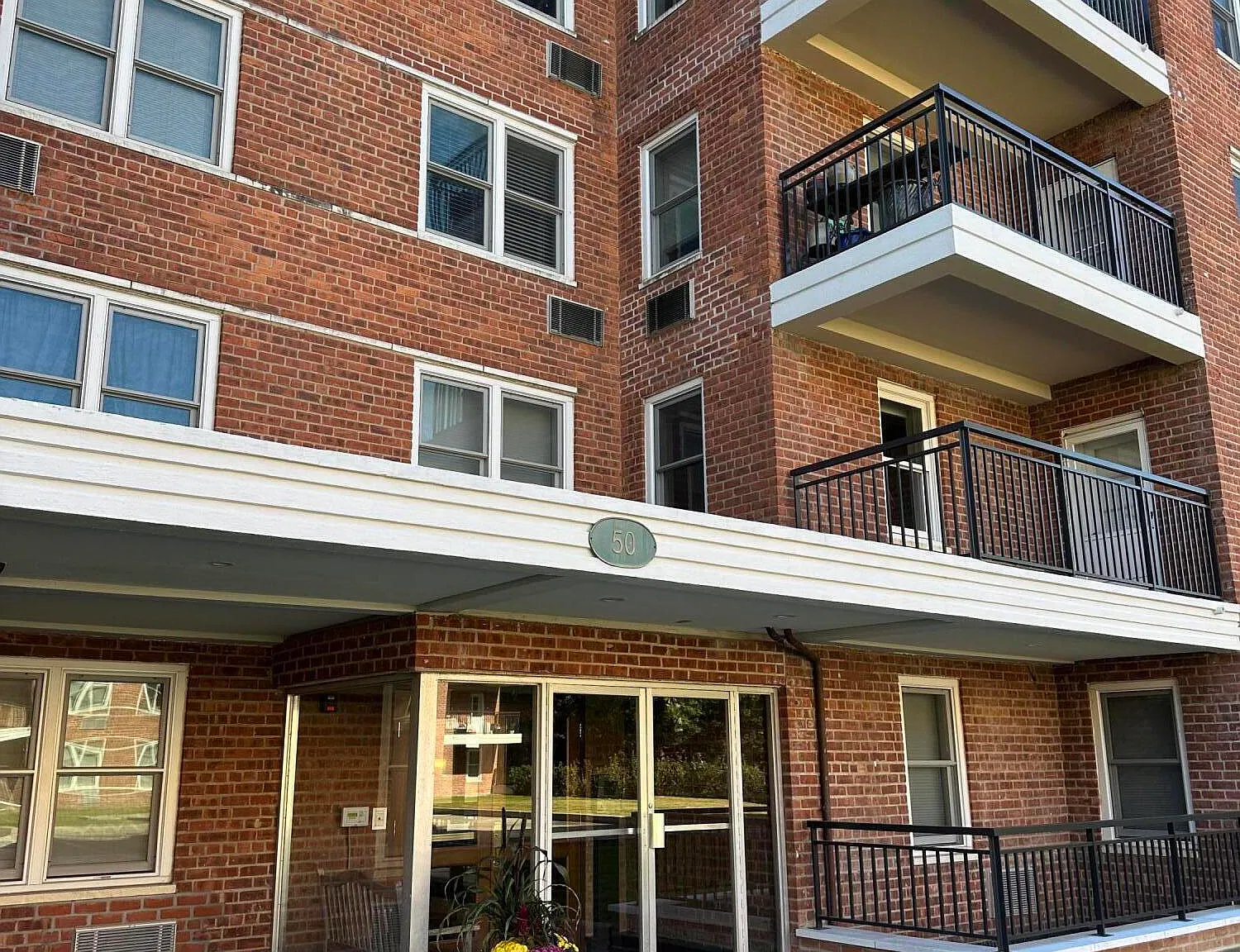 1 bed, 1.0 bath, 740 sqft, $2,400 — Photo 2