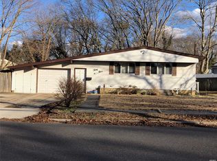 33 Crestwood Ln, Ronkonkoma, NY 11779