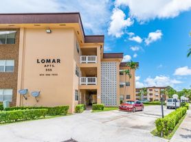555 S Luna Ct Hollywood, FL 33021