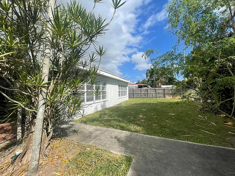 6730 SW 26th Ter — Photo 20