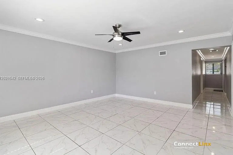 913 SW 49th Ave — Photo 2
