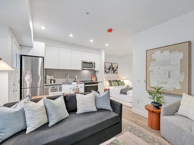 137 Keith Rd E — Photo 13