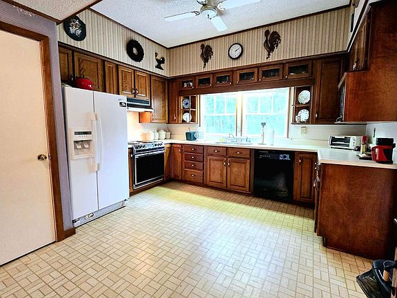 4th image of 162 SE Russell Dr