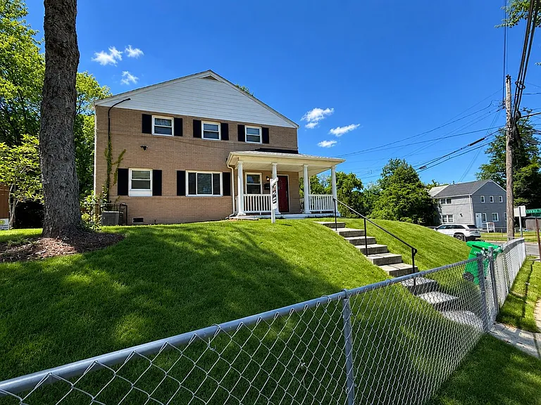 4631 Dowell Ln — Photo 1
