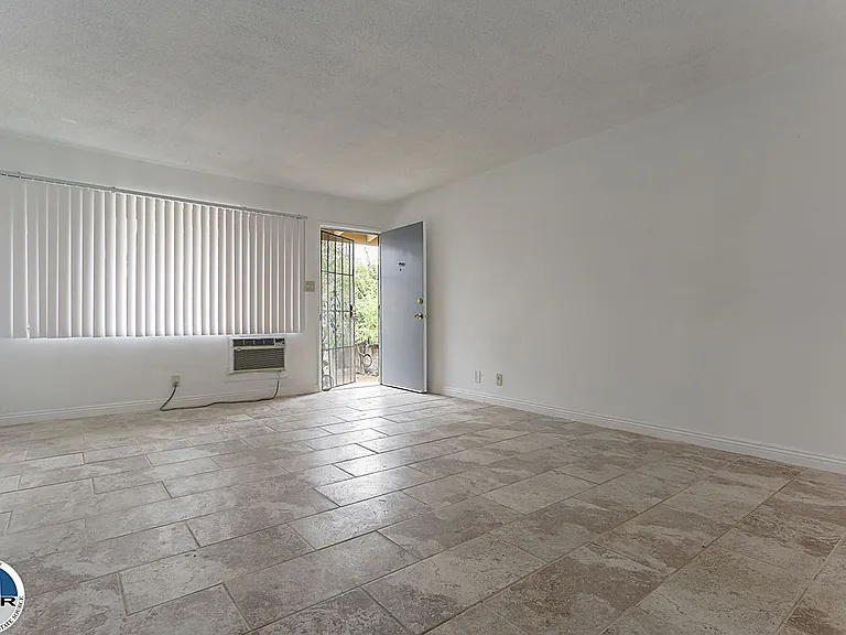 284 N Garnet Way — Photo 5
