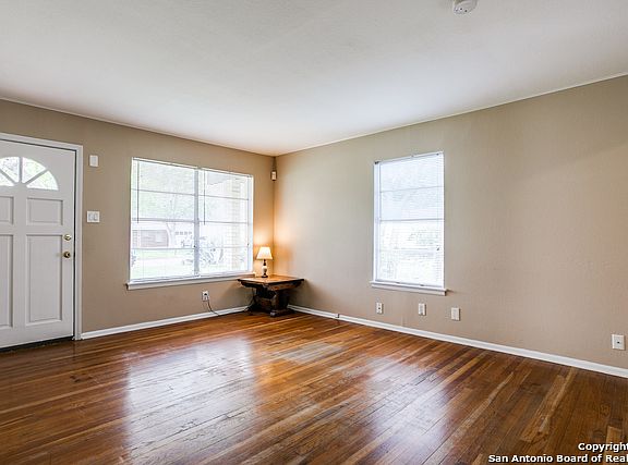 5th image of 367 Goodhue Ave