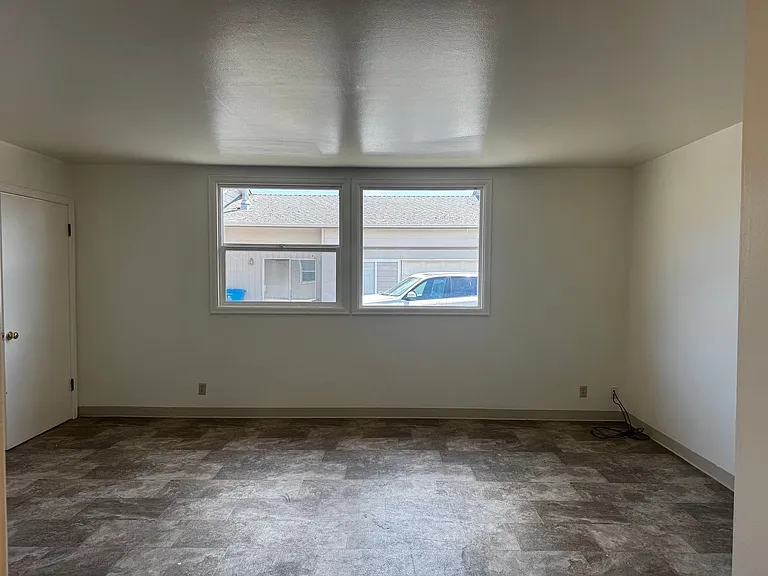 569 Main St — Photo 9