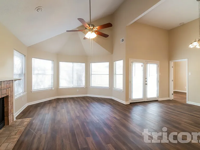 16027 Hidden Acres Dr — Photo 2
