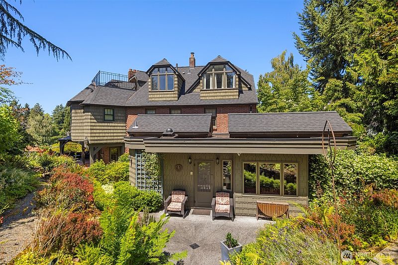 2nd image of 3333 43rd Avenue NE