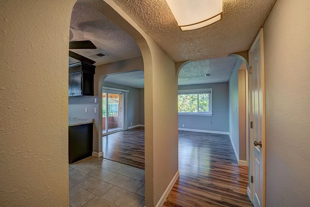 Riverview Condominiums — Photo 2