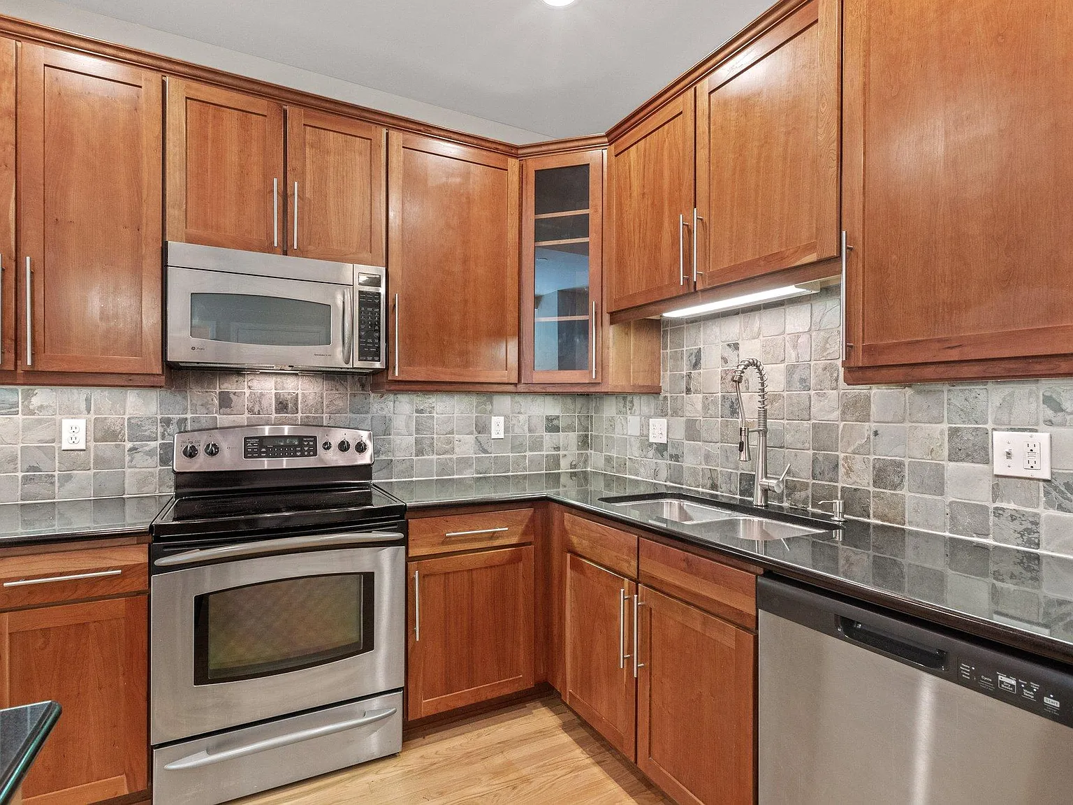 1 bed, 850 sqft, $1,995 — Photo 2