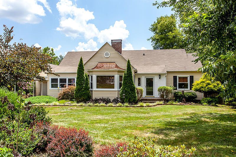 1st image of 306 Oak Park Dr