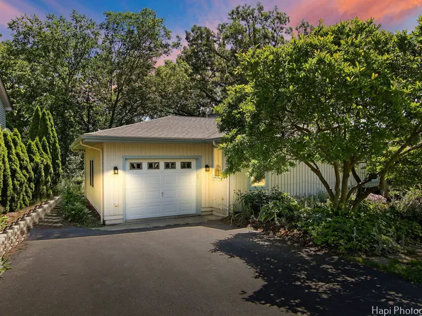 13 Greenview Rd, Oakwood Hills, IL 60013