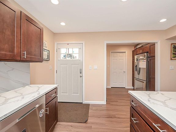 3rd image of 11 Skylark Ln
