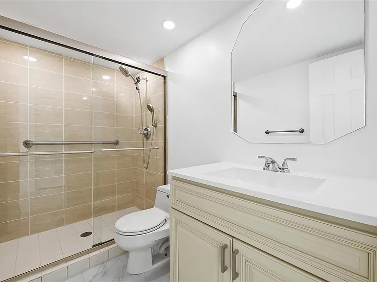 800 Parkview Dr #718 — Photo 19