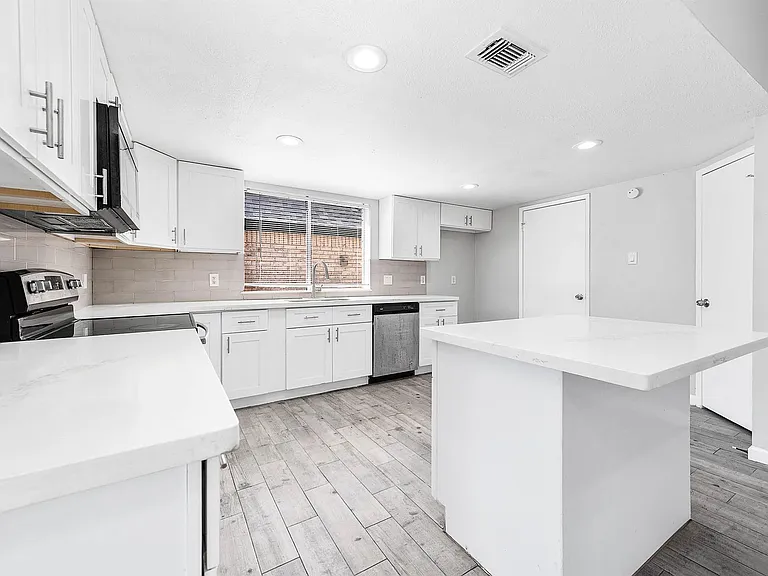 14315 Swanfield Dr — Photo 8