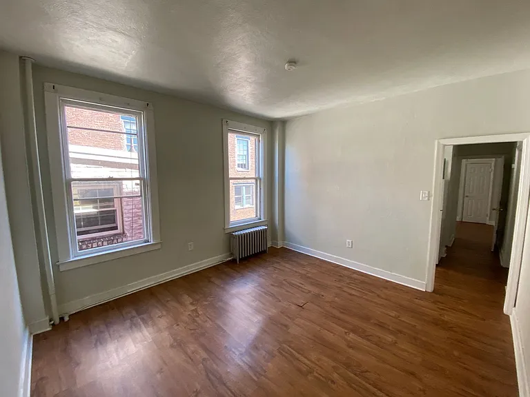 120 N George St — Photo 4