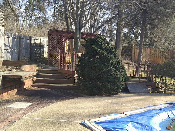 view of backyard lathe house & pool