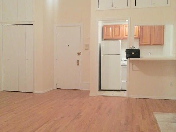 5th image of 122 E 61st St APT 1B