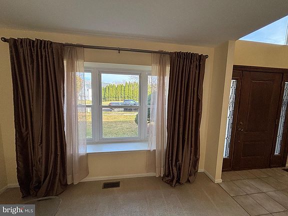 5th image of 634 Nicole Dr