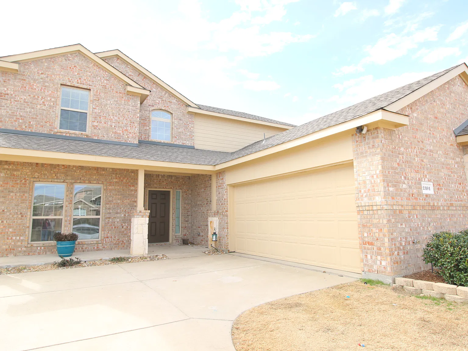 4 bed, 2.5 bath, 2748 sqft, $2,150 — Photo 1