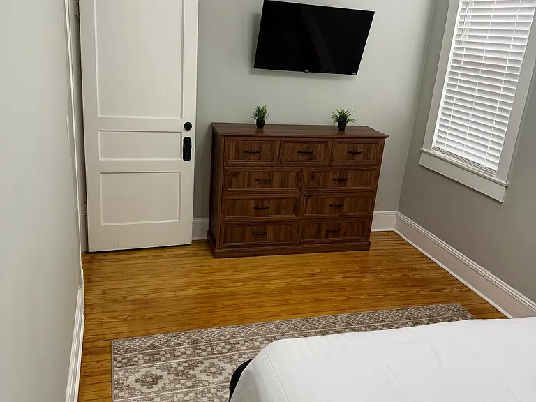 402 N Church St — Photo 3