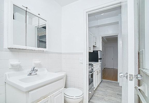 3rd image of 135 E 50th St #J2