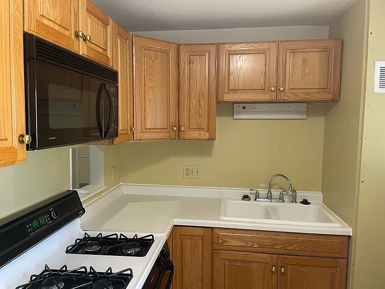 218 & 1/2 N Lucas St #B — Photo 4