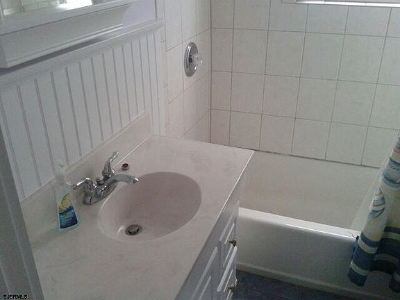 3rd image of 838 Saint James Pl
