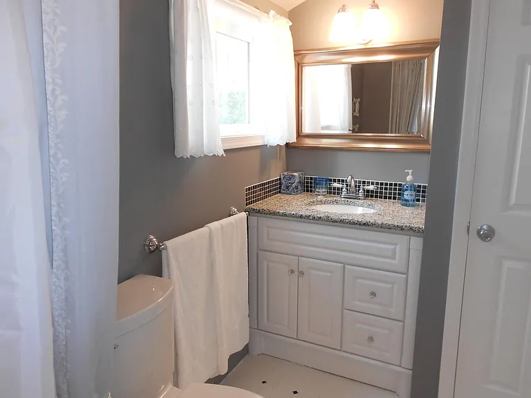 1103 Market St E — Photo 6