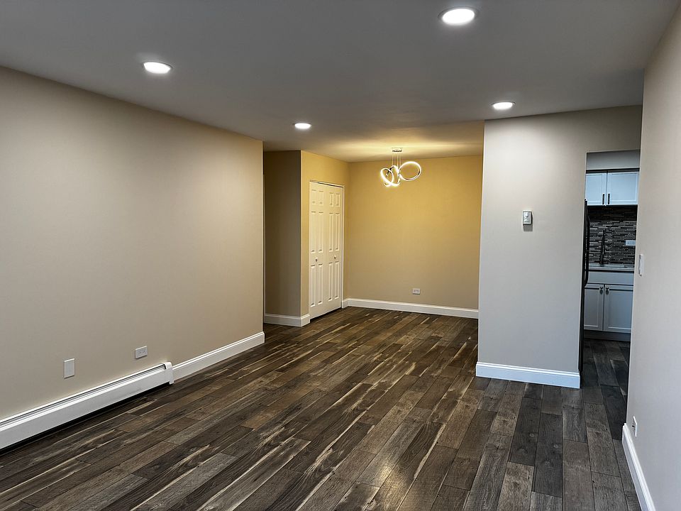 1st image of 16W486 Lake Dr APT 105