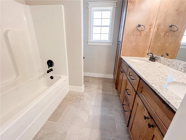 1052 Hampton St — Photo 12
