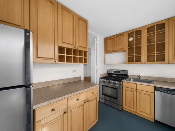 201 East 37th Street image 2 of 9