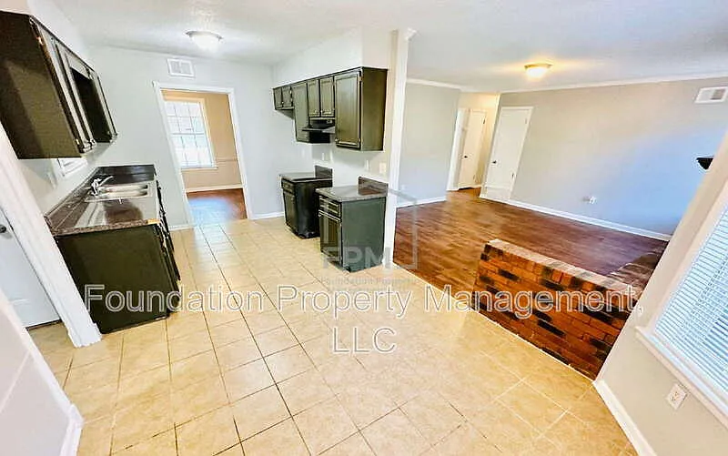 3 bed, 2.0 bath, 1657 sqft, $1,400 — Photo 4