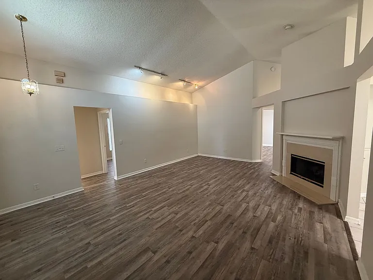 12464 Castlemain Trl — Photo 16