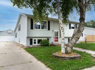 990 Greenfield Trl, Oshkosh, WI 54904
